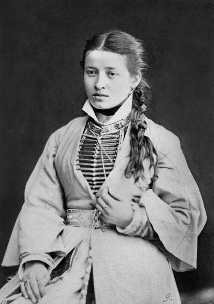 Osetin qızı Jukayeva ənənəvi geyimdə. Wikimedia Commons təsvirinə görə 1883-cü il.