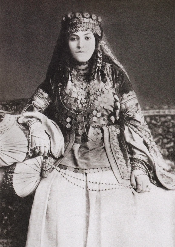 Şamaxıdan olan erməni qızı ənənəvi geyimdə. XIX əsrin sonu; materialın atribusiyası: fotoqraf F. Orden.